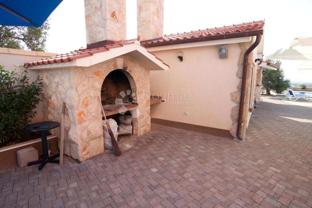 IN VENDITA – VILLA CON VISTA IMPAREGGIABILE SUL MARE, LE ISOLE E PRIMOŠTEN