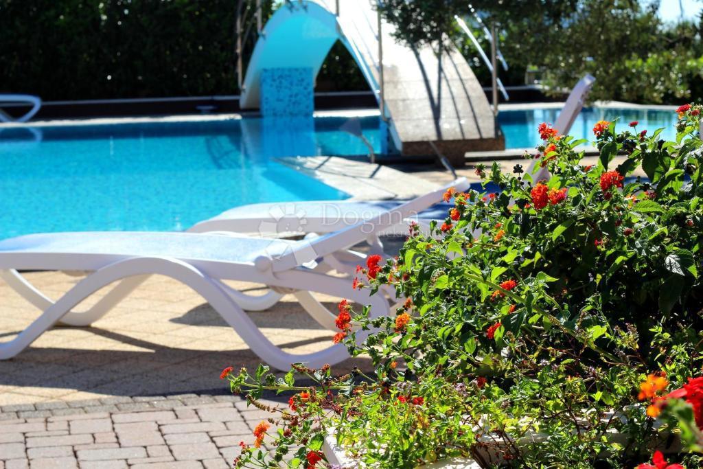 IN VENDITA – VILLA CON VISTA IMPAREGGIABILE SUL MARE, LE ISOLE E PRIMOŠTEN