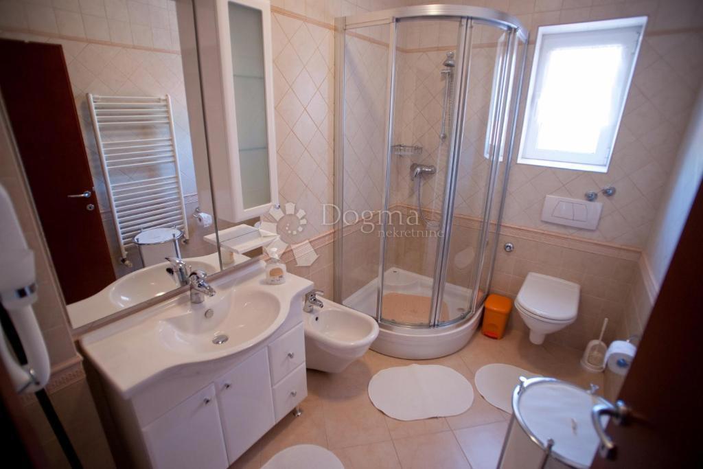 IN VENDITA – VILLA CON VISTA IMPAREGGIABILE SUL MARE, LE ISOLE E PRIMOŠTEN