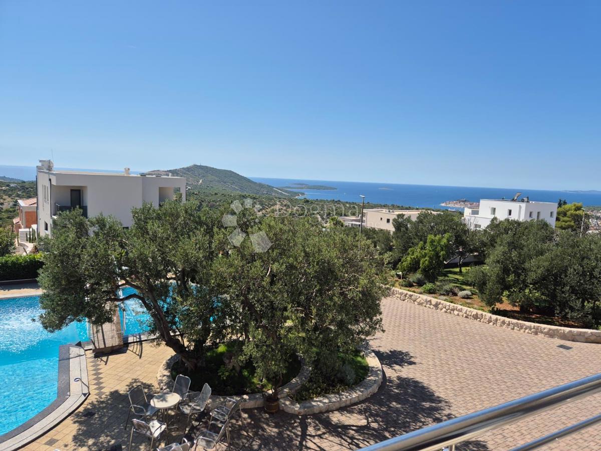 IN VENDITA – VILLA CON VISTA IMPAREGGIABILE SUL MARE, LE ISOLE E PRIMOŠTEN