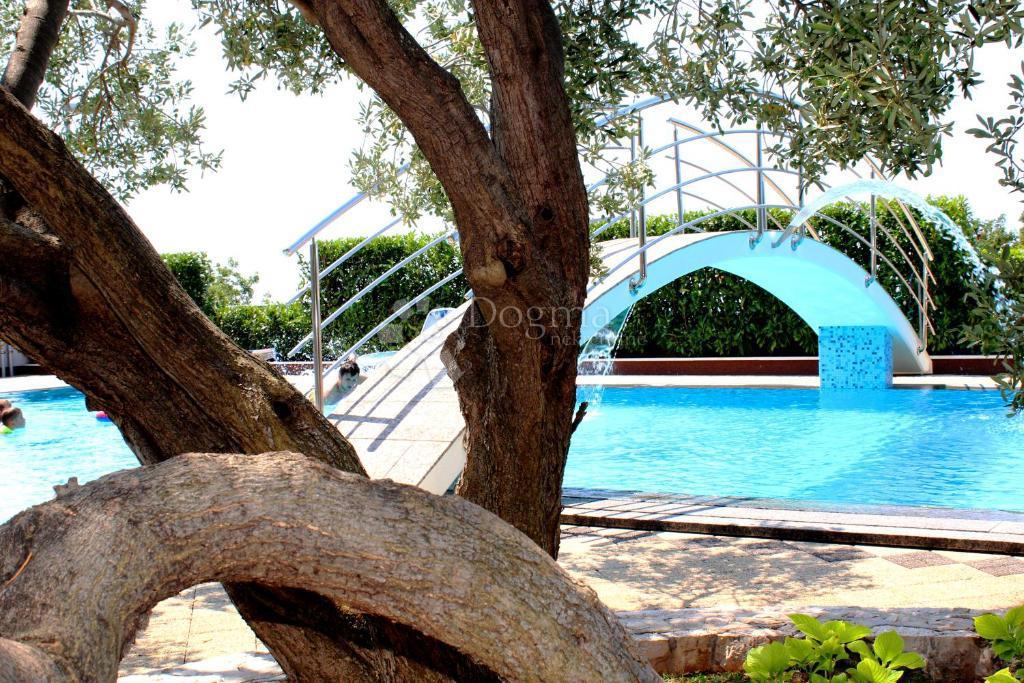 IN VENDITA – VILLA CON VISTA IMPAREGGIABILE SUL MARE, LE ISOLE E PRIMOŠTEN