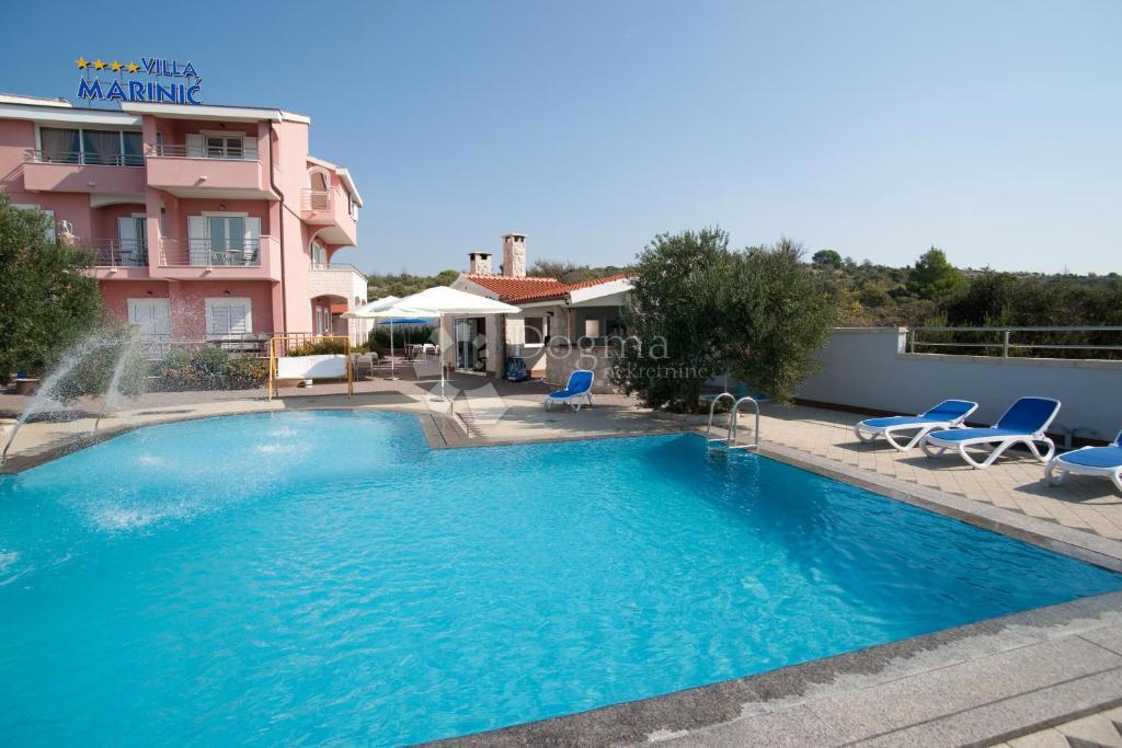 IN VENDITA – VILLA CON VISTA IMPAREGGIABILE SUL MARE, LE ISOLE E PRIMOŠTEN