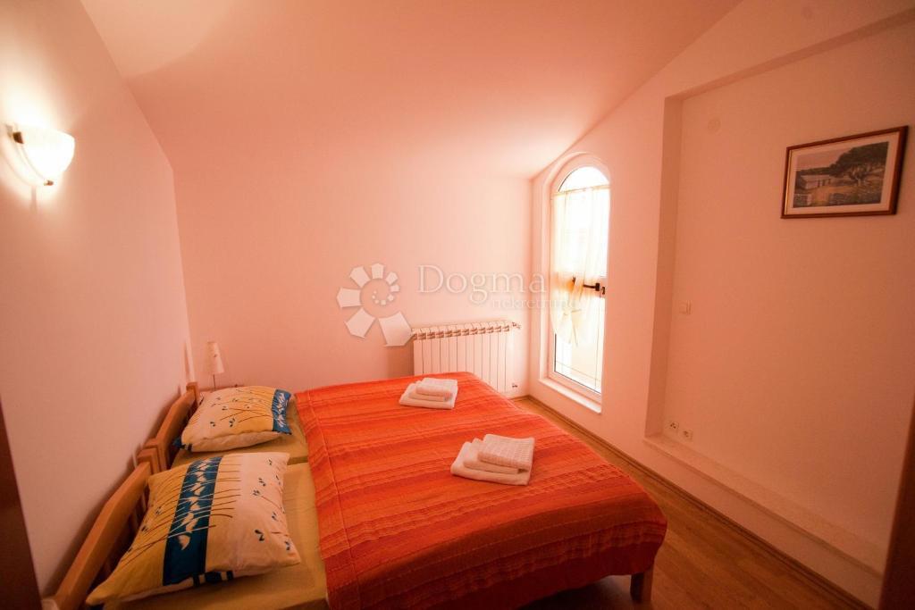 IN VENDITA – VILLA CON VISTA IMPAREGGIABILE SUL MARE, LE ISOLE E PRIMOŠTEN