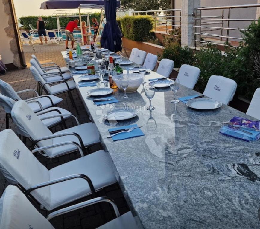 IN VENDITA – VILLA CON VISTA IMPAREGGIABILE SUL MARE, LE ISOLE E PRIMOŠTEN