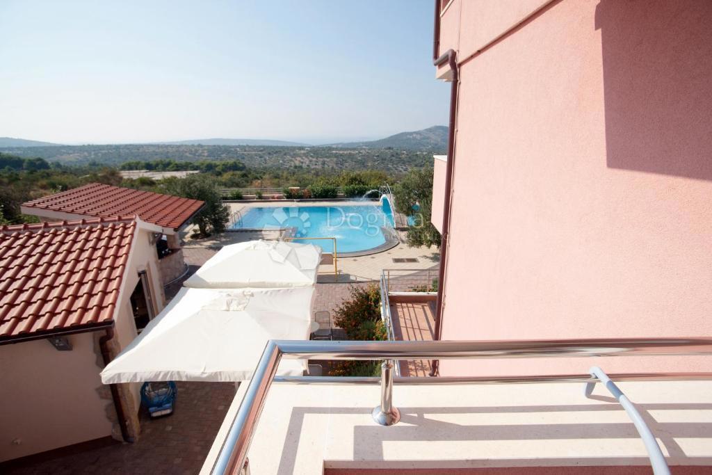 IN VENDITA – VILLA CON VISTA IMPAREGGIABILE SUL MARE, LE ISOLE E PRIMOŠTEN