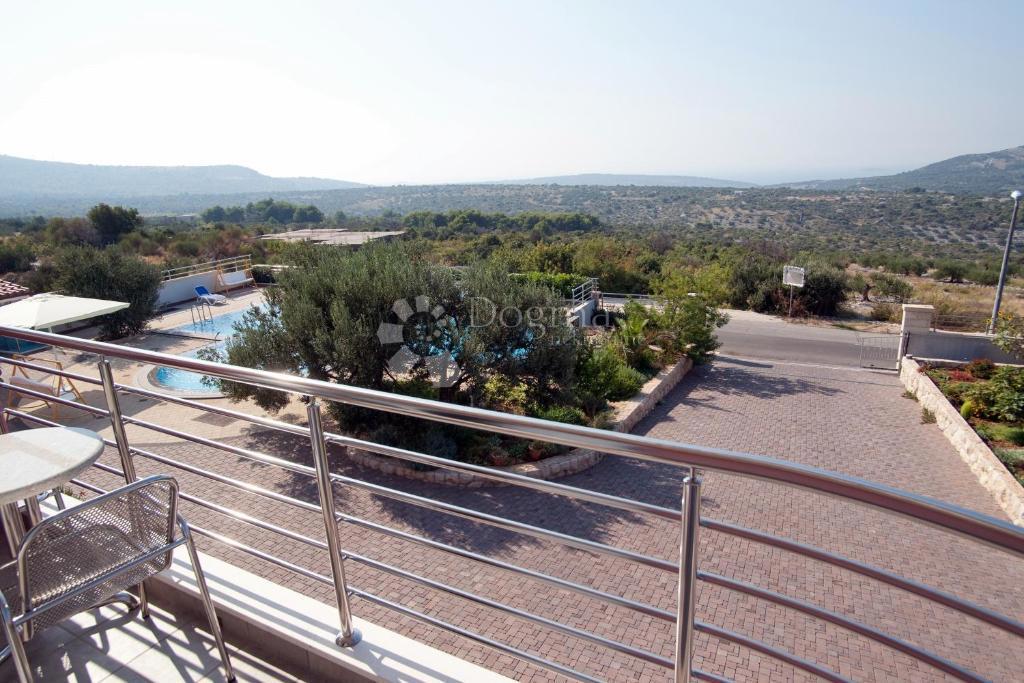 IN VENDITA – VILLA CON VISTA IMPAREGGIABILE SUL MARE, LE ISOLE E PRIMOŠTEN