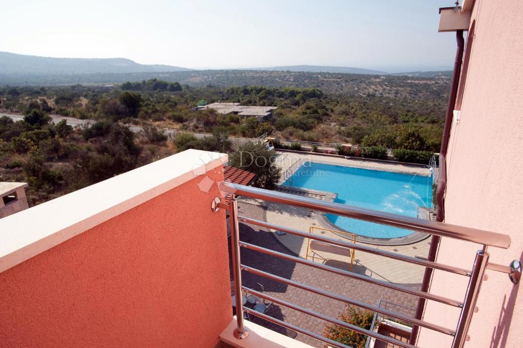 IN VENDITA – VILLA CON VISTA IMPAREGGIABILE SUL MARE, LE ISOLE E PRIMOŠTEN