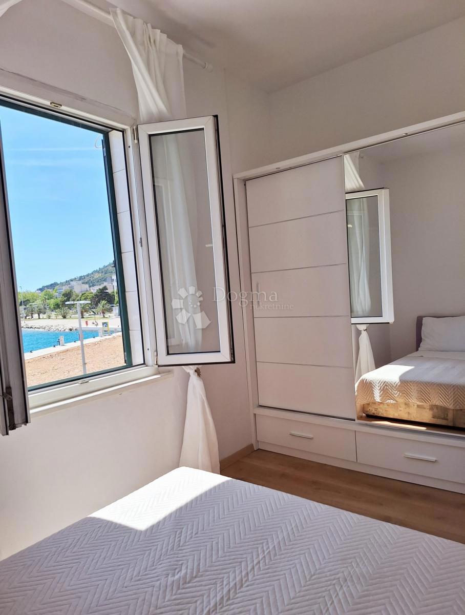 Unico appartamento con due camere da letto all’interno di un edificio di interesse culturale, a soli 35 m dal mare.