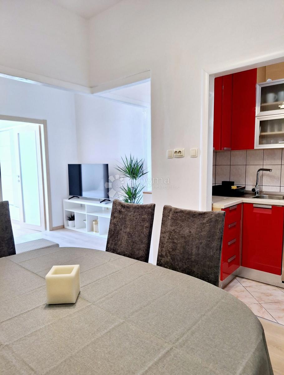 Unico appartamento con due camere da letto all’interno di un edificio di interesse culturale, a soli 35 m dal mare.