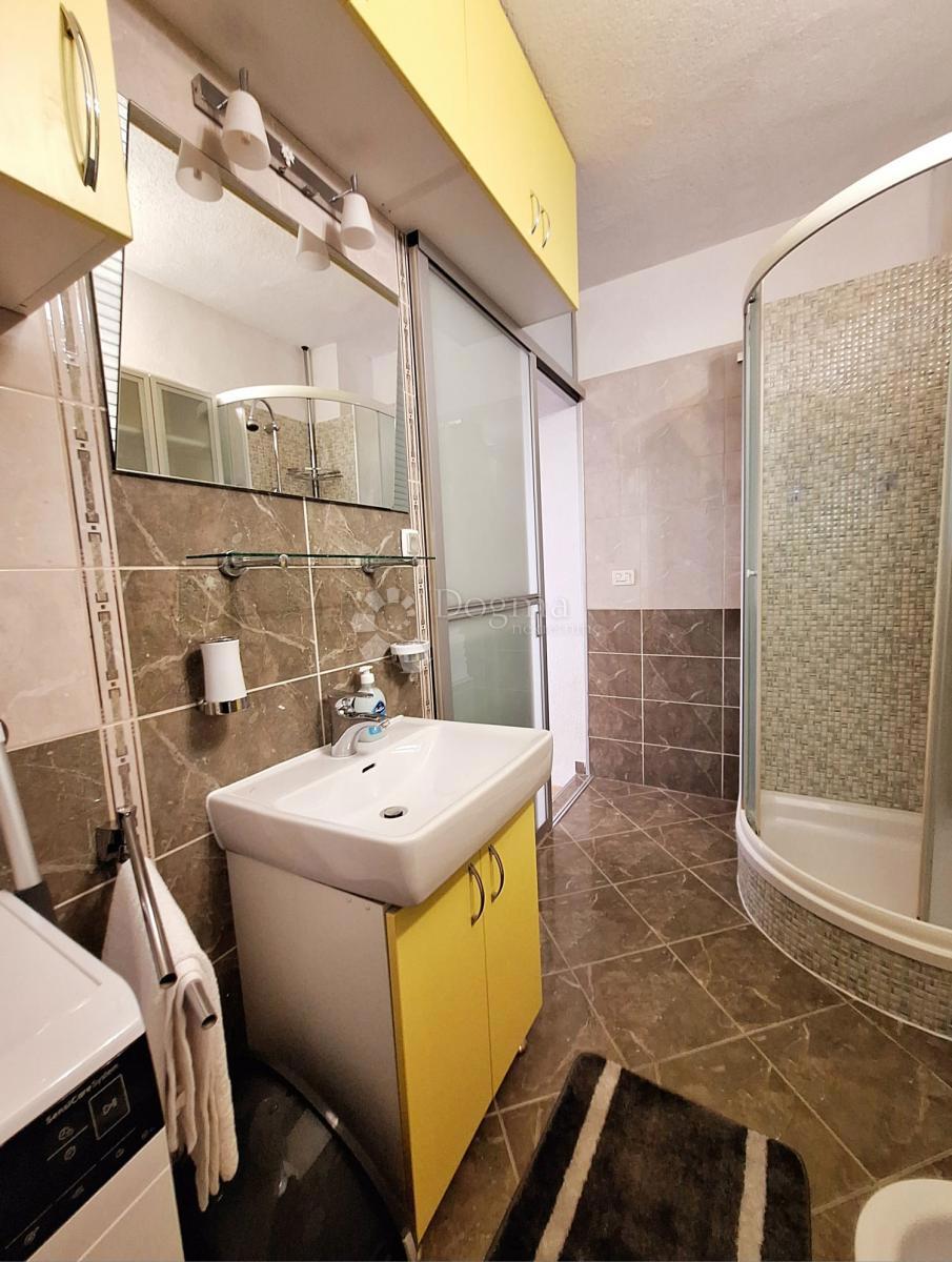 Unico appartamento con due camere da letto all’interno di un edificio di interesse culturale, a soli 35 m dal mare.