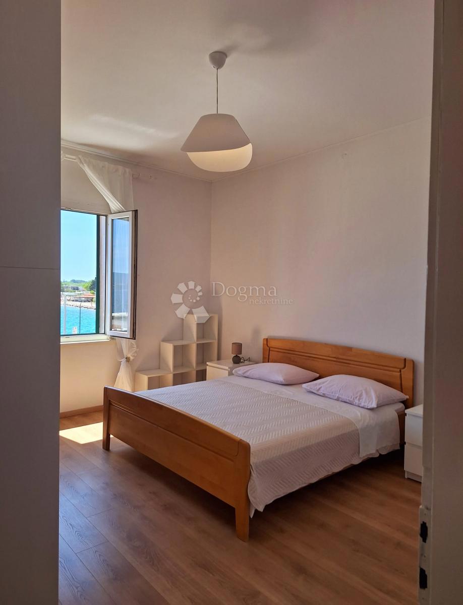 Unico appartamento con due camere da letto all’interno di un edificio di interesse culturale, a soli 35 m dal mare.