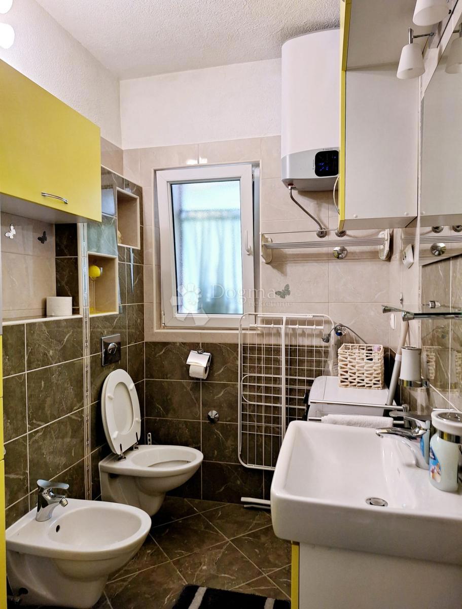 Unico appartamento con due camere da letto all’interno di un edificio di interesse culturale, a soli 35 m dal mare.