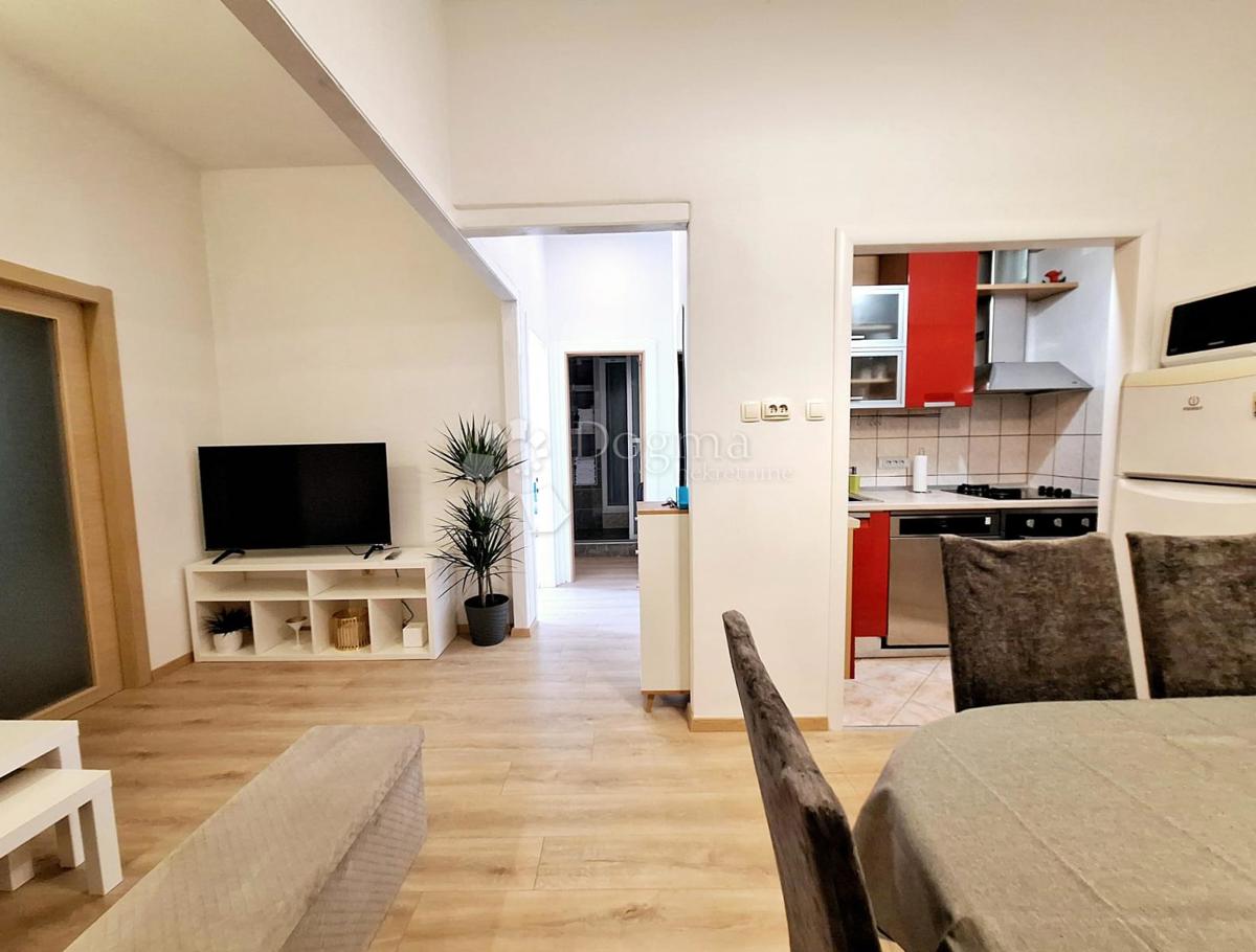 Unico appartamento con due camere da letto all’interno di un edificio di interesse culturale, a soli 35 m dal mare.