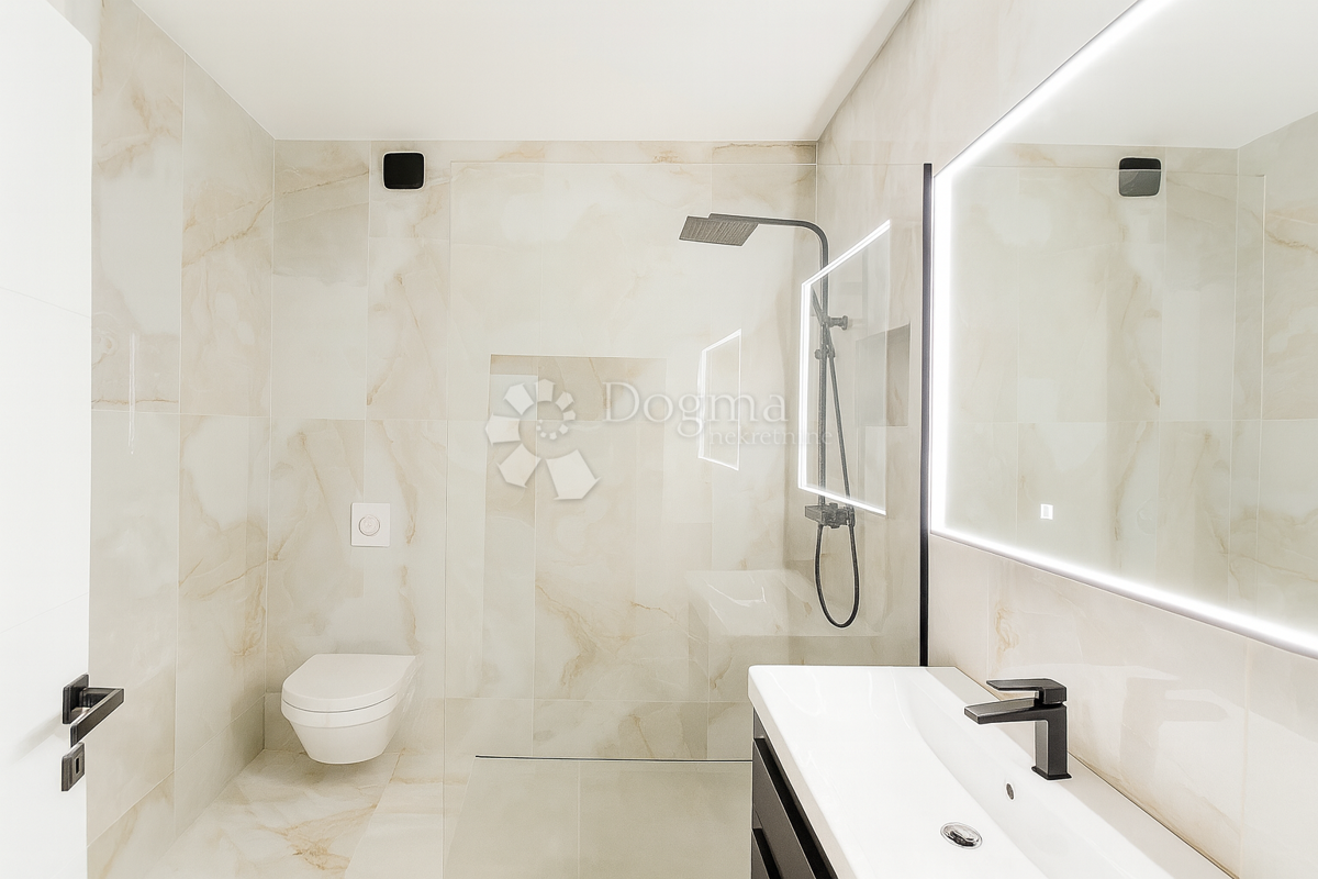 Čiovo - Attico con terrazza sul tetto e vista mare!