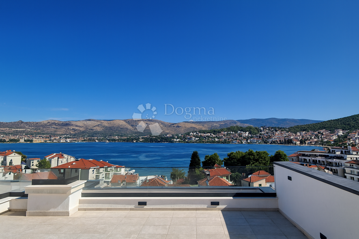 Čiovo - Attico con terrazza sul tetto e vista mare!