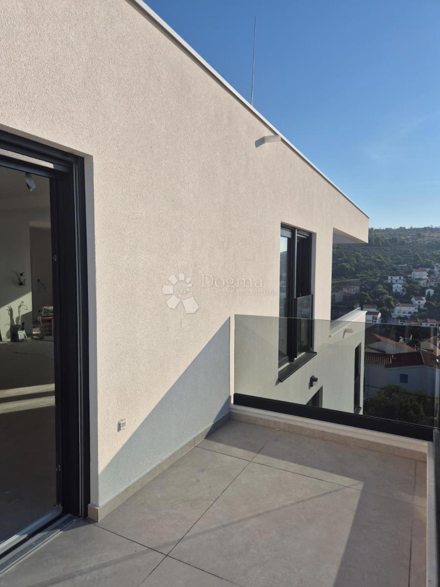 Attico di lusso con Jacuzzi, vista mare e due posti auto in garage – Terzo piano