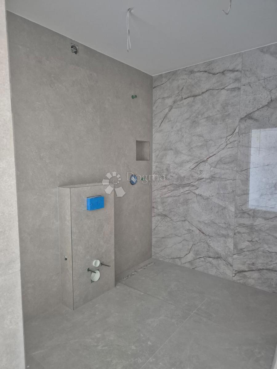 Attico di lusso con Jacuzzi, vista mare e due posti auto in garage – Terzo piano