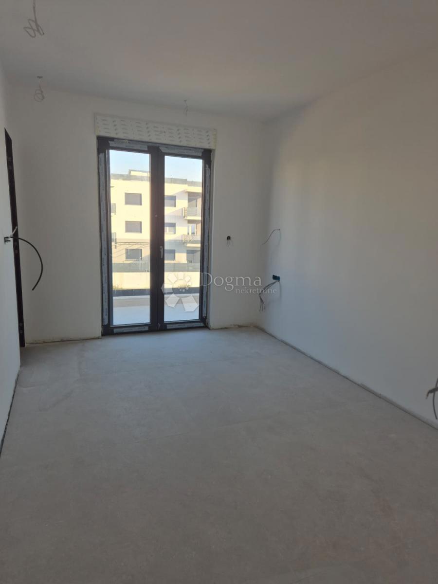 Attico di lusso con Jacuzzi, vista mare e due posti auto in garage – Terzo piano