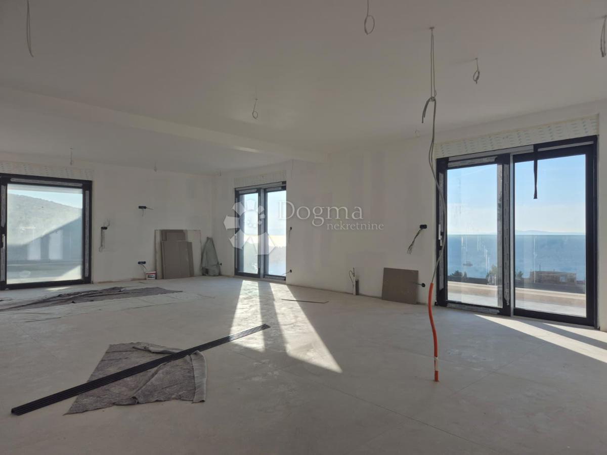 Attico di lusso con Jacuzzi, vista mare e due posti auto in garage – Terzo piano