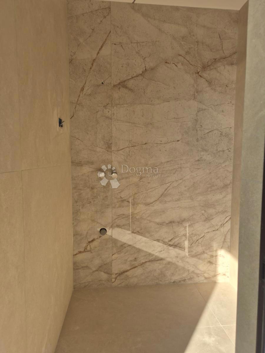 Attico di lusso con Jacuzzi, vista mare e due posti auto in garage – Terzo piano