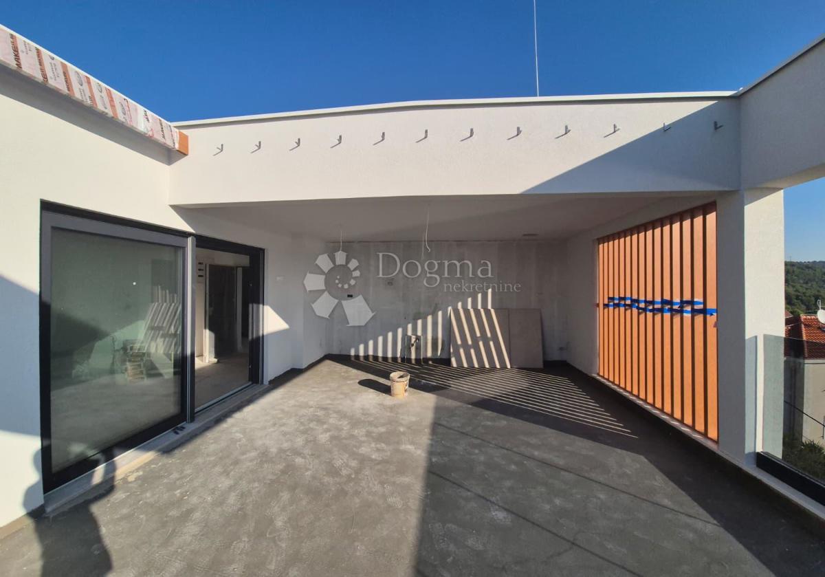 Attico di lusso con Jacuzzi, vista mare e due posti auto in garage – Terzo piano