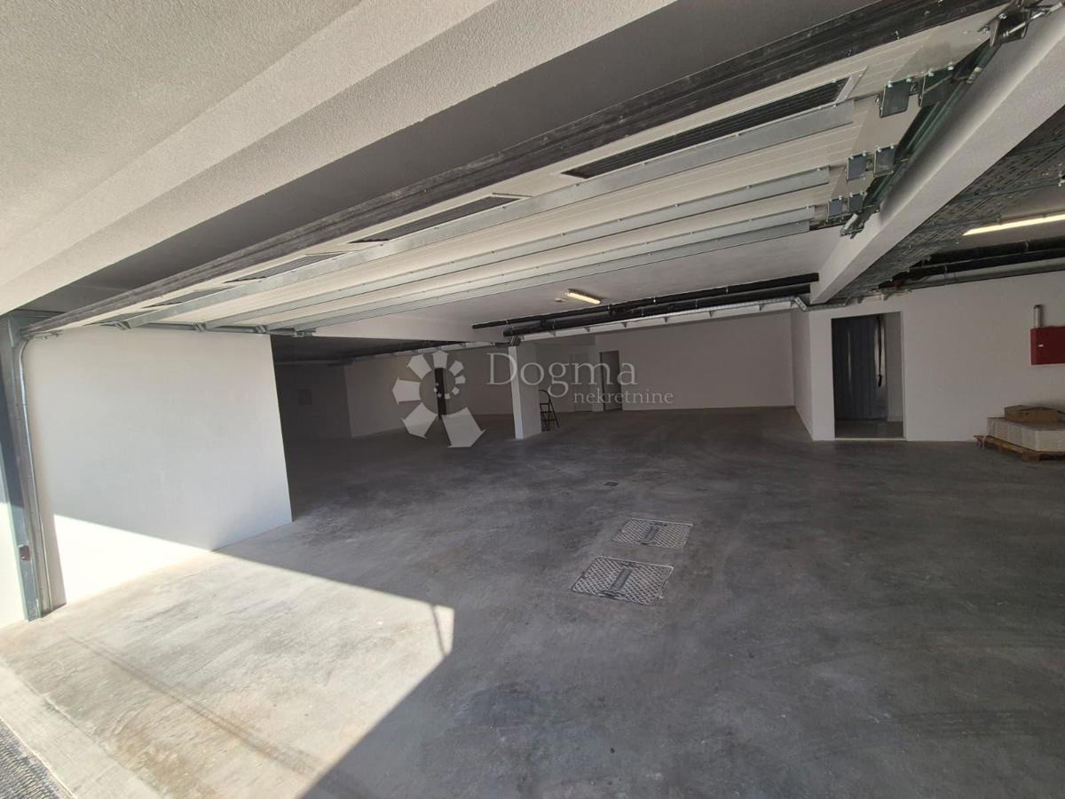 Attico di lusso con Jacuzzi, vista mare e due posti auto in garage – Terzo piano