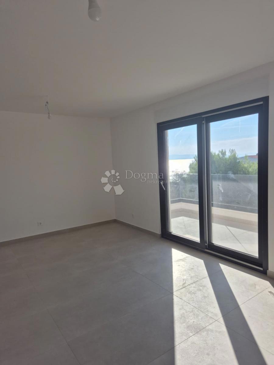 NUOVA COSTRUZIONE – APPARTAMENTO MODERNO CON BALCONI E VISTA MARE, A MENO DI 150 m DALLA SPIAGGIA – OKRUG GORNJI