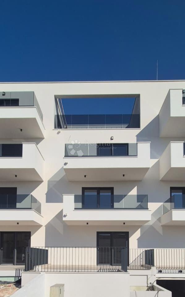 NUOVA COSTRUZIONE – APPARTAMENTO MODERNO CON BALCONI E VISTA MARE, A MENO DI 150 m DALLA SPIAGGIA – OKRUG GORNJI