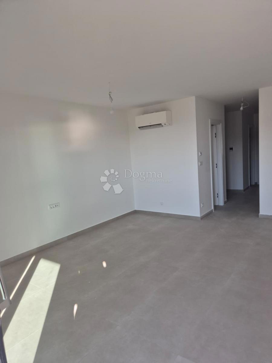 NUOVA COSTRUZIONE – APPARTAMENTO MODERNO CON BALCONI E VISTA MARE, A MENO DI 150 m DALLA SPIAGGIA – OKRUG GORNJI