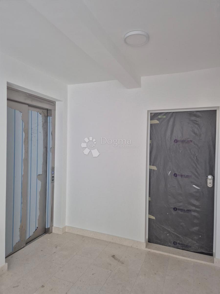 NUOVA COSTRUZIONE – APPARTAMENTO MODERNO CON BALCONI E VISTA MARE, A MENO DI 150 m DALLA SPIAGGIA – OKRUG GORNJI