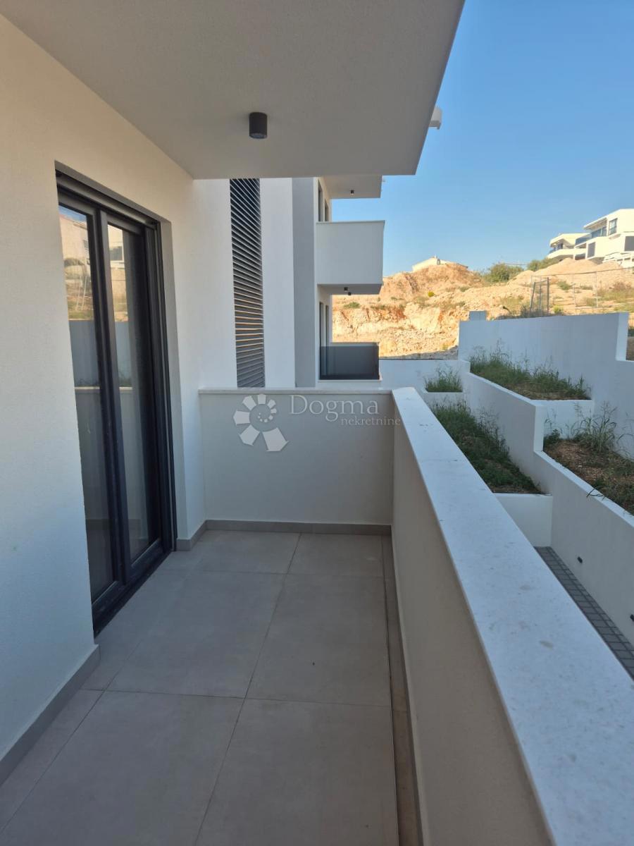 NUOVA COSTRUZIONE – APPARTAMENTO MODERNO CON BALCONI E VISTA MARE, A MENO DI 150 m DALLA SPIAGGIA – OKRUG GORNJI