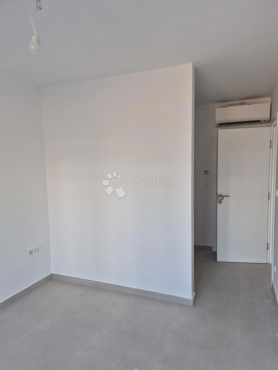 NUOVA COSTRUZIONE – APPARTAMENTO MODERNO CON BALCONI E VISTA MARE, A MENO DI 150 m DALLA SPIAGGIA – OKRUG GORNJI