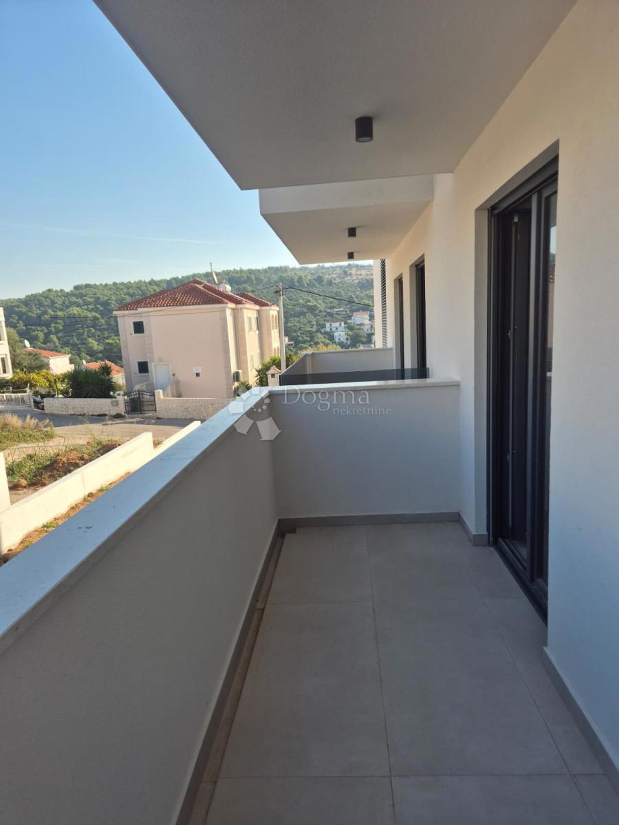 NUOVA COSTRUZIONE – APPARTAMENTO MODERNO CON BALCONI E VISTA MARE, A MENO DI 150 m DALLA SPIAGGIA – OKRUG GORNJI