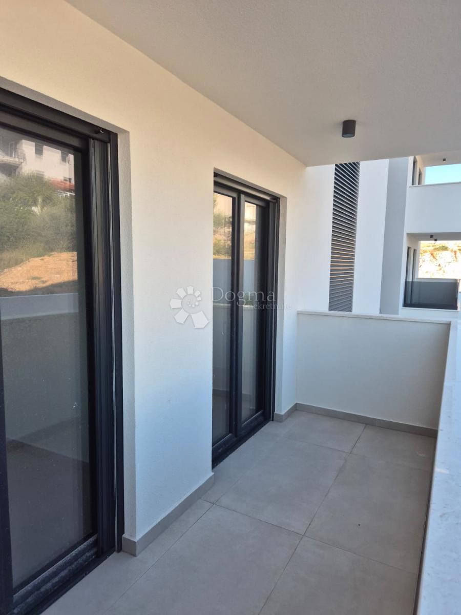 NUOVA COSTRUZIONE – APPARTAMENTO MODERNO CON BALCONI E VISTA MARE, A MENO DI 150 m DALLA SPIAGGIA – OKRUG GORNJI