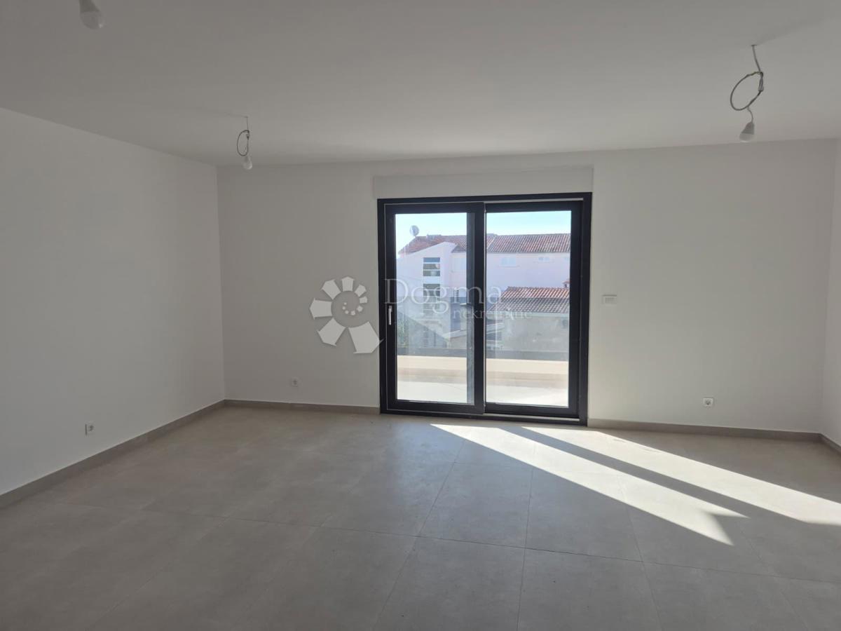 NUOVA COSTRUZIONE – APPARTAMENTO MODERNO CON BALCONI E VISTA MARE, A MENO DI 150 m DALLA SPIAGGIA – OKRUG GORNJI