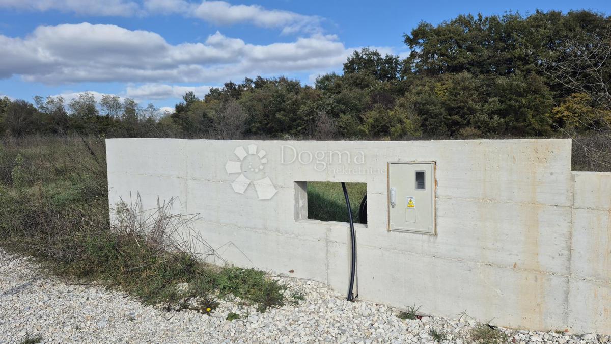 Terreno edificabile con permesso di costruire per la costruzione di una casa unifamiliare con dependance e piscina