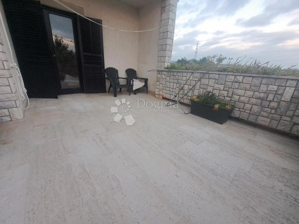 Rijeka, Pehlin, piano con due posti auto