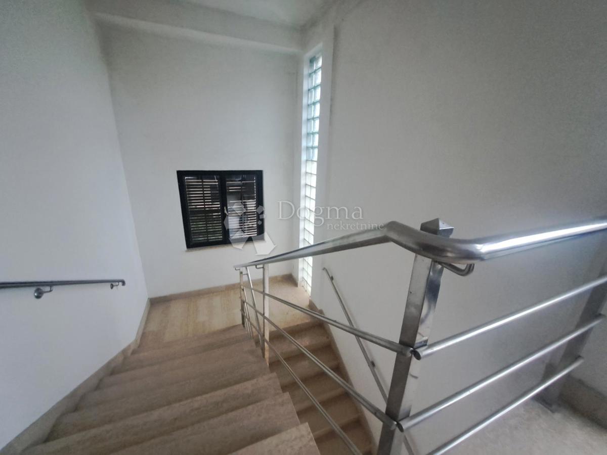 Rijeka, Pehlin, piano con due posti auto