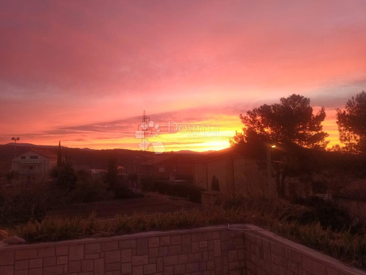 Rijeka, Pehlin, piano con due posti auto