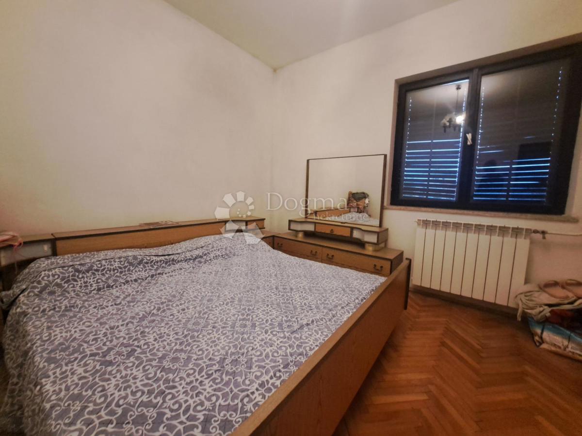 Rijeka, Pehlin, piano con due posti auto