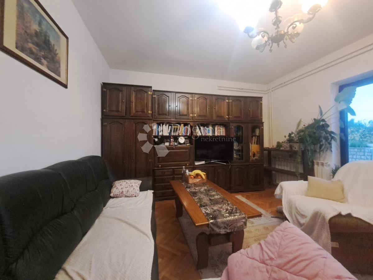 Rijeka, Pehlin, piano con due posti auto