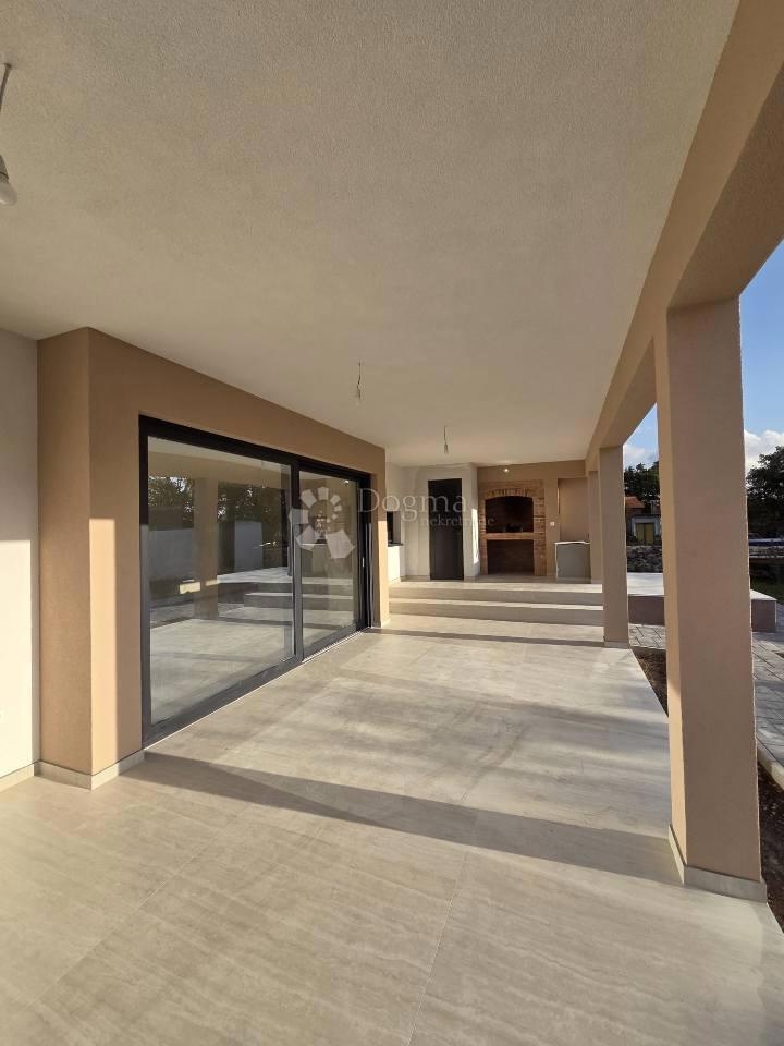 Briševo moderna casa a un piano con ampio giardino