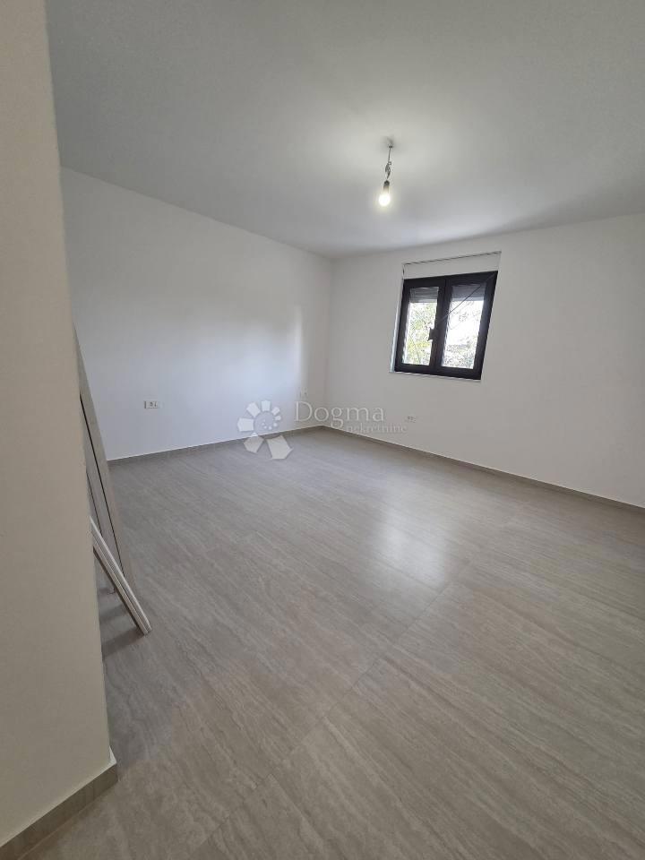 Briševo moderna casa a un piano con ampio giardino