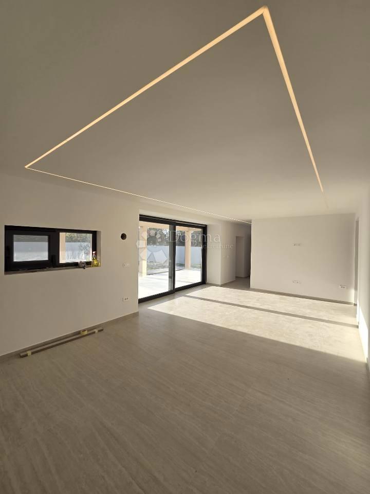 Briševo moderna casa a un piano con ampio giardino