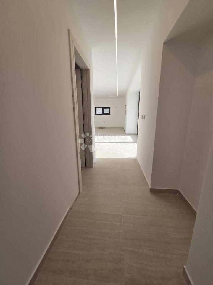 Briševo moderna casa a un piano con ampio giardino