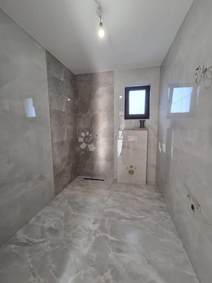 Briševo moderna casa a un piano con ampio giardino