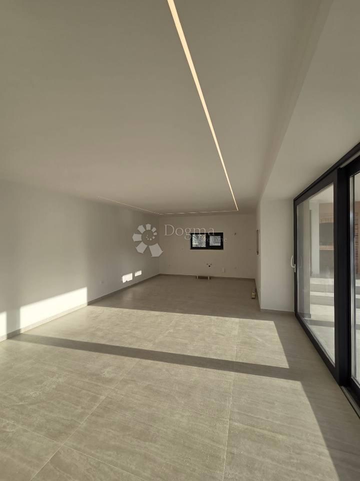 Briševo moderna casa a un piano con ampio giardino