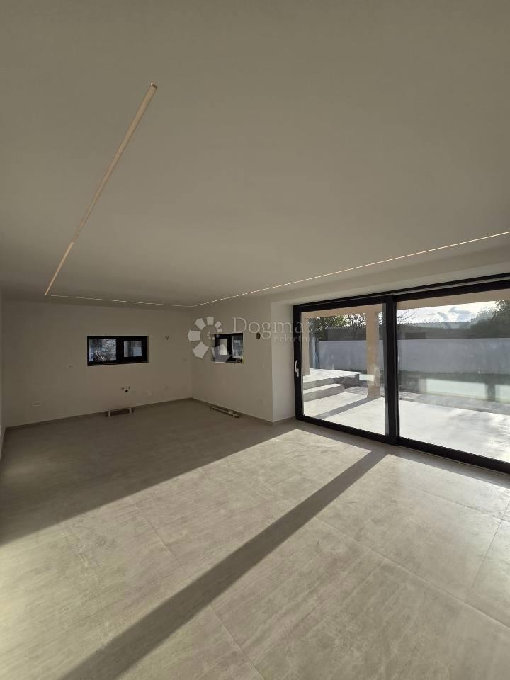 Briševo moderna casa a un piano con ampio giardino