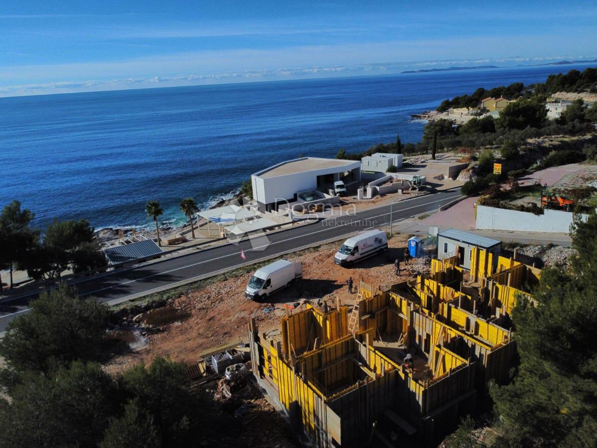 PRIMOŠTEN - PIANO TERRA PRIMA FILA SUL MARE