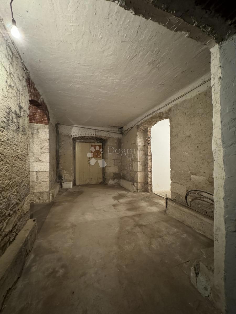 Locale commerciale Centar, Pula, 141,50m2